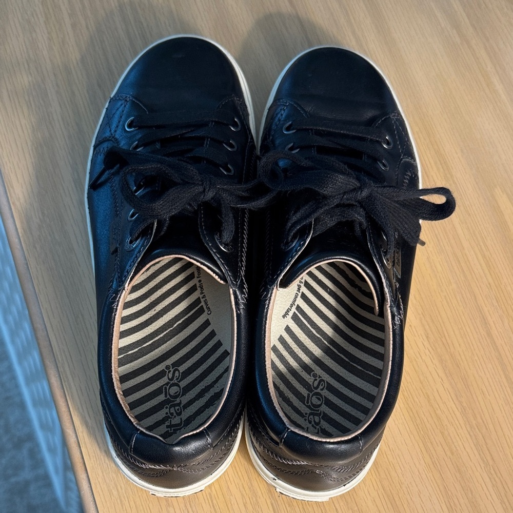 Taos black leather sneakers